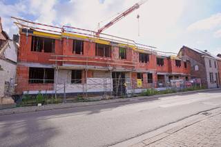Laatste appartementen in deze residentie te koop! <br />Residentie KASTEELPARK ZUID , deze residentie ligt in het hartje van Berlare, 100 meter ten zuiden van het openbaar Kasteelpark, een locatie gelegen tussen de winkels en de kerk waardoor u werkelijk alles op wandelafstand heeft! Het leuke van dit gebouw is dat het achteraan zijn toegang heeft gevonden in een veilig geluid & verkeersarm straatje! Zowel de grote terrassen, de privatieve tuintjes alsook de garages kennen een mooi open zicht in het groen! De buitengevels van deze residentie zullen worden opgetrokken in een karaktervolle authentieke tijdloze landelijke bouwstijl. Hier zijn zowel 1, 2 alsook 3-slaapkamer appartementen voorzien van zeer veel lichtinval! Het aangename van deze instapklare BEN- appartementen is dat de afwerking in samenspraak met de verkoper gebeurt en hiervoor zijn budgetten bepaald in het lastenboek. M.a.w. : droomt u van uniek en energiezuinig te wonen zowel qua ligging als appartement in een prachtig concept dan is dit beslist iets voor u ! Graag stellen wij u vrijblijvend alle plannen voor van deze allernieuwste parel “Residentie KASTEELPARK ZUID” . Voor meer informatie of een afspraak kan u ons bereiken op 052/41.41.94 of mailen naar info@rosiersderidder.be<br /><br />Referentie: 5245