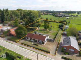 Op een absolute toplocatie in Putte verrijst deze charmante, instapklare hoeve op een adembenemend zuidgericht perceel van maar liefst 72a 04ca. Een uniek eigendom dat authenticiteit, ruimte en rust naadloos combineert. Dankzij de slimme indeling biedt de woning 3 tot 4 slaapkamers én de perfecte indeling voor kangoeroewonen. Hier woont u volledig omgeven door het groen, terwijl scholen, winkels, openbaar vervoer en belangrijke invalswegen vlakbij liggen.<br /><br />De royale inkomhal verwelkomt u warm en leidt naar de eerste wooneenheid. De lichtrijke leefruimte heeft grote raampartijen die een prachtig panoramisch zicht bieden op de tuin en de omliggende natuur. Er is ruimschoots plaats voor een sfeervolle zithoek en een elegante eetruimte. Aansluitend bevindt zich de volledig uitgeruste keuken, voorzien van al het hedendaagse comfort en hoogwaardige toestellen.<br />Via de praktische gang bereikt u de berging/wasplaats, een gastentoilet, een veelzijdige bureauruimte (eveneens te benutten als extra slaapkamer) en een stijlvolle badkamer met inloopdouche, dubbel wastafelmeubel en toilet. De nachthal op de bovenverdieping geeft toegang tot twee volwaardige slaapkamers en een royale, afzonderlijke dressing.<br /><br />De tweede wooneenheid heeft eveneens een eigen inkomhal en een gezellige leefruimte met plaats voor een zithoek en eethoek. Aansluitend bevindt zich de tweede keuken met praktische voorraadberging en een aanpalende veranda met zicht op de tuin. Op het tussenverdiep vindt u de badkamer met ligbad, wastafel en toilet. De bovenverdieping beschikt over een slaapkamer en een extra zolderruimte.<br /><br />Het prachtig aangelegde zuidgerichte perceel vormt een echte oase van rust en privacy. Een terras, een bijgebouw en een garage maken het geheel compleet. Of u nu droomt van het houden van dieren, een riante siertuin of simpelweg ultiem buitenleven: dit perceel biedt het allemaal.<br /><br />Dit is een uitstekende opportuniteit als u op zoek bent naar een charmante, instapklare kangoeroehoeve gelegen op een uniek perceel van 72a04ca. Contacteer ons voor meer informatie op 0479 47 09 61 of via info@boonstravastgoed.be<br /><br />Bijzonderheden:<br />- 3 tot 4 slaapkamers<br />- Riant perceel van 72a04ca<br />- Kangoeroewonen mogelijk <br />- Bijgebouw, terras en zuidgerichte tuin