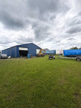 Bent u op zoek naar een ruime en multifunctionele bedrijfsloods op een uitstekende locatie? Dan is deze bedrijfsruimte aan de Bedrijfsweg 15 in Lanaken precies wat u zoekt.<br /><br /><strong>Omgeving</strong><br />De strategische ligging op het bedrijventerrein van Lanaken garandeert een uitstekende bereikbaarheid. Maastricht (NL) bevindt zich op slechts enkele minuten rijden, terwijl ook Maasmechelen, Genk en de E314 vlot bereikbaar zijn.<br /><br /><strong>Ruime en veelzijdige bedrijfsruimte</strong><br />De loods beschikt over een royale open werkruimte met een duurzame betonvloer en is geschikt voor tal van activiteiten zoals opslag, logistiek, productie, montage of ambachtelijke werkzaamheden. Dankzij de vrije indeling kan de ruimte flexibel worden ingericht volgens de noden van uw onderneming.<br />De loods is uitgerust met twee sectionaalpoorten, waardoor laden en lossen bijzonder vlot verloopt. De hoge nok en de aanwezige lichtstraten zorgen bovendien voor een aangename werkruimte met veel natuurlijke lichtinval.<br /><br /><strong>Kenmerken</strong>
<ul>
	<li>Gelegen op het industrieterrein van Lanaken</li>
	<li>Ruime bedrijfsloods</li>
	<li>Betonvloer</li>
	<li>Twee sectionaalpoorten</li>
	<li>Geschikt voor opslag, logistiek, productie en werkplaats</li>
	<li>Ruime manoeuvreerruimte rondom het gebouw</li>
	<li>Vlot bereikbaar vanuit België en Nederland</li>
</ul>
<strong>Huurvoorwaarden</strong>

<ul>
	<li>Huurprijs: € 1.000,00/maand</li>
	<li>Waarborg: 3 maanden huur (€ 3.000,00)</li>
	<li>Onroerende voorheffing, nutsvoorzieningen en verbruik ten laste van de huurder.</li>
</ul>
Heeft u interesse of wenst u een bezichtiging? Neem gerust contact op via <span><strong>+32 (0)89 23 44 22</strong></span> of mail naar <span><strong>info@immoverslegers.be</strong></span>.