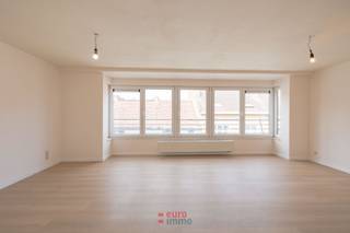 <strong>OPEN DEUR MOMENT 04/07 VAN 10h TOT 12h!</strong><br /><br />In het historische centrum van Nieuwpoort-Stad bevindt zich dit subliem gelegen appartement, op wandelafstand van winkels, bakkers, restaurants, het cultureel centrum, de kaai en de vismijn. Een topligging waar authenticiteit, gezelligheid en stadsleven harmonieus samenkomen.<br /><br />Het appartement is uitermate lichtrijk en valt op door zijn royale breedte en ruime indeling, wat zorgt voor een bijzonder aangenaam woongevoel. Dankzij de grote raampartijen geniet de leefruimte van een overvloed aan natuurlijk licht en een open, luchtige sfeer.<br /><br />De woning beschikt over een open keuken, een afzonderlijk toilet, een ruime inkomhal en twee volwaardige slaapkamers, waardoor comfort en functionaliteit perfect in balans zijn.<br /><br />Bovendien is het appartement volledig instapklaar, ideaal voor wie zonder zorgen wil genieten van wonen in het bruisende hart van Nieuwpoort-Stad. Het is uitermate geschikt voor zowel jonge starters, alleenstaanden die hun eigen stek willen als voor 2e verblijf met een klassiek gezin!<br /><br />Op het gelijkvloers is er bovendien nog de gemeenschappelijke garage waar onder meer de fietsen kunnen geplaatst worden.<br /><br />EPC: 185.