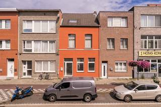 <p>Deze verzorgde woning kan je terugvinden in het hart van Wilrijk-centrum. Met de Bist op wandelafstand en talrijke winkels, supermarkten, scholen en parken in de directe omgeving, geniet deze woning van een uitstekende ligging.</p><p><br /></p><p>Het huis bestaat op de <strong>gelijkvloerse verdieping </strong>uit een inkomhal, een lichtrijke leefruimte met een open en ingerichte keuken, een stadstuin (+/- 70m²), een badkamer met bad en douche en een grote slaapkamer met dressing. Op de <strong>eerste verdieping</strong> zijn er 3 volwaardige slaapkamers. De <strong>zolderverdieping </strong>kan ingericht worden als extra slaapkamer(s).</p><p><br /></p><p><strong>Troeven</strong>: veel natuurlijk daglicht door de grote raampartijen - een grote kelder - conforme elektriciteit - verwarming op gas (2006) + warmtepomp - airco.</p>