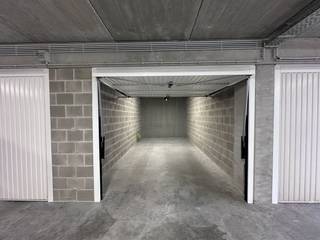 Ruime garagebox met automatische poort te koop. Gelegen in de Residentie 3-KAP in het Suikerpark te Veurne.Afmetingen garage- breedte: 3m-...