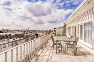 <p><span>BRIGHT PENTHOUSE WITH A SPACIOUS SOUTH-FACING TERRACE OF ±30 SQM</span></p><p><span>Located on the 6th and top floor, this pleasant penthouse combines generous natural light with a practical and well-designed layout. Its main highlight is undoubtedly the spacious terrace of approximately 30 sqm, ideally facing south and offering an attractive outdoor area to enjoy throughout the warmer months.</span></p><p><span>The apartment opens onto a spacious and bright living room, extending into a semi-open and fully fitted kitchen. This layout creates a comfortable and welcoming living environment, equally suited to everyday living and entertaining.</span></p><p><span>The night hall provides access to the sleeping quarters and includes a separate toilet. It leads to two generously sized bedrooms and a bathroom equipped with a washbasin and shower.</span></p><p><span>The property is equipped with a reinforced entrance door, a roller shutter in the main bedroom and an awning on the terrace. The electrical installation is compliant. The apartment also benefits from an EPC rating of D and a private cellar, providing additional storage space.</span></p><p><span>The location is another significant asset. The property enjoys a central setting with easy access to the main roads, public transport and several parks and green spaces.</span></p><p><span>A bright and well-proportioned penthouse offering comfortable living space, two bedrooms, a spacious south-facing terrace and a central location an attractive combination both for owner-occupiers and investors.</span></p>