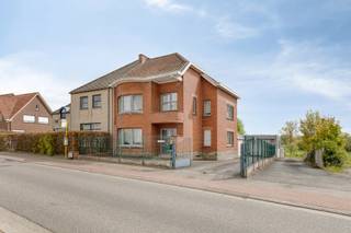 Ruimte, mogelijkheden en wonen/werken perfect gecombineerd...dit is geen doorsnee eigendom.<br />Bel, whatsapp of mail naar Karin: 0468/12 68 62 - karin@albert.immo en vraag jouw afspraak op één van de bezoekmomenten.<br /><br />Deze unieke eigendom omvat een zeer ruime gezinswoning in combinatie met een indrukwekkende loods van ca. 550 m². Ideaal voor zelfstandigen, ondernemers of wie op zoek is naar aanzienlijke opslag- of werkruimte aan huis.<br />De woning beschikt over vier zeer ruime slaapkamers en biedt tal van mogelijkheden om ze volledig naar eigen smaak in te richten. De ramen en deuren werden reeds vernieuwd, wat bijdraagt aan het wooncomfort. Daarnaast zorgt o.a. het elektrisch hek voor extra veiligheid en privacy.<br />De loods vormt een absolute meerwaarde en is perfect geschikt als werkplaats, atelier of opslagruimte.<br />Het EPC-label E is uitsluitend het gevolg van de huidige verwarming op stookolie. Met een gerichte investering kan hier eenvoudig een energiezuinigere oplossing worden voorzien.<br />Kortom, een zeldzame opportuniteit voor wie op zoek is naar veel ruimte en flexibiliteit, met de mogelijkheid om wonen en werken naadloos te combineren. Een uniek pand in de streek dat zeker uw aandacht verdient.