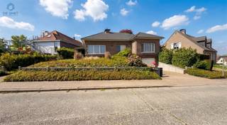 <p><span>INSTAPKLARE VILLA MET TUIN EN GARAGE TE ZOTTEGEM</span></p><p><span> </span></p><p><span>Deze prachtige woning is gelegen te Sint-Goriks-Oudenhove.</span></p><p><span> </span></p><p><span>De woning is als volgt ingedeeld:</span></p><p><span> </span></p><p><span>GELIJKVLOERS:</span></p><p><span> </span></p><p><span>Inkomhal, gastentoilet, ruime lichtrijke living met pelletkachel, ingerichte keuken met zicht op de tuin, veranda.</span></p><p><span>Nachthal, 2 ruime slaapkamers, bureauruimte met trap naar de zolderverdieping.</span></p><p><span>Bakamer voorzien van ligbad en lavabomeubel en toilet.</span></p><p><span> </span></p><p><span>EERSTE VERDIEPING:</span></p><p><span> </span></p><p><span>Nachtal, ruime slaapkamer, bergingen onder het dak rondom.</span></p><p><span> </span></p><p><span>KELDERVERDIEPING:</span></p><p><span> </span></p><p><span>De woning is grotendeels onderkelderd waardoor er veel opslagruimte is alsook een inpandige garage met sectionaalpoort met plaats voor 2 wagens. </span></p><p><span> </span></p><p><span>EPC label D= Geen renovatieplicht!</span></p><p><span>Elektrische installatie conform arei!</span></p><p><span>Asbestveilig, enkel vinyl in trap naar de kelder moet verwijderd worden. </span></p><p><span>Aardgas aanwezig in de woning.</span></p><p><span>Grondwaterput en regenwaterput aanwezig</span></p><p><span>Elektrische rolluiken aanwezig.</span></p><p><span> </span></p><p><span>Voor de snelle beslissers !</span></p><p><span> </span></p><p><span>Ontdek dit pareltje op onze bezoekdag en boek online uw afspraak in. </span></p><p><span> </span></p><p><span>Voor inlichtingen of bezoek gelieve op de advertentie te reageren, wij bellen u dan zelf op voor een afspraak in te plannen. </span></p>