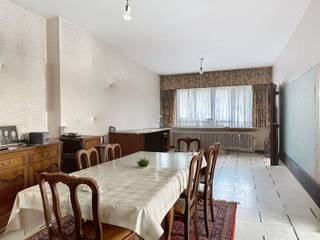 Op zoek naar een woning die u volledig naar eigen smaak kan omvormen? Deze solide gebouwde woning biedt een uitstekende basis en bijzonder veel potentieel voor wie niet terugschrikt voor een grondige renovatie.<br />De woning beschikt over een functionele indeling met onder meer een kelder en voldoende ruimte om een ruime, lichtrijke leefruimte met open keuken te creëren. Verder zijn er vier volwaardige slaapkamers, een badkamer en een aparte bureauruimte die perfect kan worden ingericht als thuiswerkplek of als tweede badkamer.<br />De aanwezigheid van een bergzolder zorgt voor extra opbergruimte.<br /><br />Buiten geniet u van een aangename zuidgerichte tuin (Z-tuin), ideaal om volop van de zon te profiteren. Achteraan het perceel is er bovendien ruimte voorzien voor het plaatsen van een carport of meerdere autostaanplaatsen. Ook vooraan het pand is parkeergelegenheid aanwezig.<br />Kortom, een woning met stevige structuur en een waaier aan mogelijkheden voor wie zijn eigen woonproject wil realiseren op een gunstige locatie.<br /><br />Asbest(constructies) in tuin worden nog door de eigenaar verwijderd.<br /><br />Dit pand is onderhevig aan de renovatieverplichting die door de Vlaamse overheid wordt opgelegd voor residentiële gebouwen. <br />Consulteer voor meer informatie :<br />https://www.vlaanderen.be/een-woning-kopen/renovatieverplichting-voor-residentiele-gebouwen<br />Het lage energiepeil kan aangewend worden om bij renovatie gebruik te maken van verschillende renovatiepremies.<br />https://www.vlaanderen.be/premies-voor-renovatie