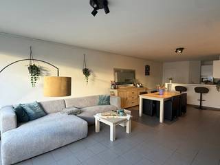 Dit aangename gelijkvloersappartement is ideaal gelegen op wandelafstand van het centrum van Nazareth en een bushalte. Het appartement maakt deel uit van een kleinschalige residentie met slechts vier appartementen, wat bijdraagt aan het rustige en aangename wooncomfort.
Met een bewoonbare oppervlakte van 77 m² en een ruim terras waar je volop kan genieten van de avondzon, biedt dit appartement alles voor comfortabel wonen.
Een extra troef is dat er zowel een private autostaanplaats als een afsluitbare garagebox inbegrepen zijn in de huurprijs.
Indeling: inkomhal, gastentoilet, lichtrijke leefruimte met open, geïnstalleerde keuken, berging/wasplaats, badkamer met douche in bad en één slaapkamer.
Gemeenschappelijk kosten inbegrepen in de huurprijs.
Wenst u meer informatie of een bezoek? Neem contact op met ons kantoor.
www.descheldegalm.be