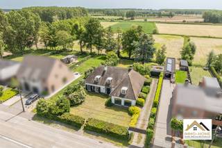 Deze op te frissen villa ontvangt je in een bijzonder statige inkomhal, waar de majestueuze trap met alle aandacht gaat lopen. Je komt verder tot in een riante leefruimte, waar je via de vele raampartijen uitzicht hebt op de tuin in de omgeving. Dit heb je ook in de grote aanpalende leefkeuken, die je eveneens via een tussenruimte kan bereiken. Deze verbindt de polyvalente ruimte vooraan het pand (winkel, bureel, praktijk, ...) en een bureel met elkaar. Verder op het gelijkvloers : een grote wasplaats/berging en een gastentoilet. Op de eerste verdieping is er rond de grote overloop plaats voor vier grote slaapkamers (waarvan er twee met elkaar zijn verbonden door een dressing) en een badkamer met ligbad. De absolute bonus vinden we echter achteraan het pand : de grote tuin kijkt uit op een prachtig landelijk gebied, waar de seizoenen aan je voorbijglijden. Een bijzondere plek om elke dag tot rust te komen ! Op het einde van de lange oprit beschik je over een grote dubbele garage. Dit is een woning die wat liefde kan gebruiken, maar waar een bijzondere leefomgeving op je wacht ! Bezoekdag 13/06. Inschrijven via mail naar tommy@immo-home.be, geen telefonische inschrijvingen! Volg ons op Fb en Insta. Voor meer info: www.immo-home.be. GRATIS SCHATTING &amp; GRATIS FINANCIEEL ADVIES