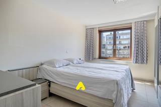 Ontdek dit prachtige, ruime woonappartement in Residentie Adonis, gelegen in het centrum van Koksijde en dit op slechts 250m van het strand.<br /><br />Het appartement omvat een inkomhal met een apart toilet.<br />De lichtrijke en ruime leefruimte biedt mooie zichten. Dankzij de ideale oriëntatie geniet u de hele dag van een optimale zoninval.<br /><br />Het appartement beschikt over 3 ruime, volwaardige slaapkamers. Een stijlvolle badkamer met inloopdouche en lavabomeubel.<br /><br />Daarnaast zijn er twee aangename terrassen: één waar u volop kunt genieten van de ochtendzon en een tweede ruime zonneterras, ideaal om gezellig te ontspannen of vrienden en familie te ontvangen.<br /><br />Op de ondergrondse verdieping bevindt zich een ruime privatieve kelderberging, gunstig gelegen vlakbij de lift.<br /><br />Daarnaast is er de mogelijkheid om een ruime garage aan te kopen en beschikt de residentie over een gemeenschappelijke fietsenberging.<br /><br />Een ideale vaste woonst of tweede verblijf voor wie op zoek is naar ruimte, comfort en een topligging in het hart van Koksijde.