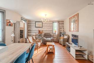 <p>Ontdek dit charmante en instapklare 1-slaapkamerappartement op een topligging, op wandelafstand van het historische centrum van Brugge. Dankzij de vlotte verbinding naar de expressweg en de E40 geniet u hier van een perfecte combinatie van rust en bereikbaarheid.</p>
<p>Het appartement verwelkomt u via de inkomhal en leidt naar een lichtrijke leefruimte met open keuken. Verder beschikt het over een praktische berging/wasplaats, een badkamer met douche en meubel, en een aangenaam zonneterras.</p>
<p>Extra troeven zijn de aanwezigheid van een lift in het gebouw, dubbele beglazing en energiezuinige vloerverwarming voor optimaal comfort.</p>
<p>Een autostaanplaats op het domein is eveneens beschikbaar.</p>
<p>Interesse? Contacteer ons vandaag nog voor meer informatie of een bezoek op 0477 03 03 03.</p>