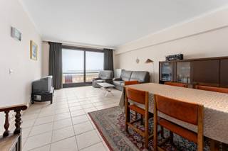 Dit gemeubeld appartement is gelegen op de tweede verdiep van de residentie Zeewende en beschikt over een oppervlakte van 88m². Er is een nachthall die toegang geeft tot de woonkamer en de halfopen keuken. Vanuit de woonkamer geniet u van een schitterend uitzicht op het strand. Er is een afzonderlijk toilet, een badkamer met ligbad, 2 volwaardige slaapkamers die toegang geven tot het terras aan de achterzijde en 1 kinderkamer. handige berging aanwezig in de kelder ruimte. Mits een opfrisbeurt, maak u van dit appartement u vaste woonst of u geniet van u 2de verblijf aan het strand van Zeebrugge.