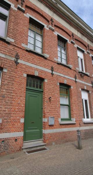 Deze ruime stadswoning heeft de mogelijkheid tot het creëren van 4 - 5 slaapkamers! Momenteel zijn er op de eerste verdieping twee slaapkamers. Op de tweede verdieping, die bereikbaar is via een vaste trap, kan u er twee bij maken (momenteel is dit een zolder die verder dient afgewerkt te worden tot slaapkamers). Ook is de tweede verdieping bv gunstig om een soort van eigen plekje / officieuze 'studio' voor 1 van de gezinsleden in te richten. Op de derde verdieping is nog een zolderruimte dewelke nog kan geïntegreerd worden bij de tweede verdieping (mezzanine). Er is een nette kelder waar je veel voorraad kwijt kan. De woning heeft een EPC D - label en valt dus NIET onder de renovatieplicht. De woning wordt verwarmd met een gaskachel op het gelijkvloers. Houten ramen met enkele beglazing. De elektrische installatie is te vernieuwen naar de huidige normen. Verder biedt deze op te frissen / te moderniseren woning vele mogelijkheden, en dit vooral door de beschikbare ruimte. Plannen op www.bols.be. De hoge plafonds en de charmante gevel zijn mooie elementen. Buiten kan u genieten in het zuidwest gerichte stadstuintje / koer. Gunstig gelegen, in een éénrichtingsstraatje met weinig verkeer, op 200 meter van het station, vlakbij scholen en de winkelstraten. Niet gelegen in een overstromingsgebied. P-score en G-score: A. Geen erfgoed.