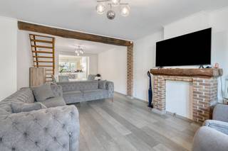 Deze ruime en veelzijdige woning is gelegen in de Brouwerijstraat 33 te Strombeek en biedt dankzij haar interessante indeling tal van mogelijkheden. Met 4 slaapkamers, 2 badkamers, een tuin en parkeergelegenheid voor 2 wagens is dit een ideale woning voor gezinnen of voor wie op zoek is naar voldoende ruimte.<br /><br />Op het gelijkvloers bevindt zich een aangename woonkamer, een keuken, een badkamer en toegang tot de tuin, een absolute troef voor wie graag over een buitenruimte beschikt.<br /><br />De eerste verdieping omvat twee slaapkamers. <br /><br />Op de tweede verdieping vinden we opnieuw een keuken en woonkamer, wat de woning bijzonder interessant maakt voor bijvoorbeeld een groot gezin, kangoeroewonen.<br /><br />De derde verdieping beschikt over nog twee slaapkamers en een tweede badkamer. Bovenaan is er bovendien nog een zolder, die extra bergruimte biedt.<br /><br />Achteraan het perceel is er parkeergelegenheid voor twee wagens, wat in deze omgeving een mooie meerwaarde is.<br /><br />De woning beschikt over een EPC-label D, waardoor er geen renovatieverplichting geldt. Dankzij de ruime indeling en de verschillende leefruimtes biedt deze woning heel wat mogelijkheden om ze volledig naar eigen wensen en behoeften in te richten.<br /><br />Interesse? Neem dan contact op met ons om een bezoek in te plannen!<br /><br />Bestuursmaatregelen in het maatregelenregister: nee