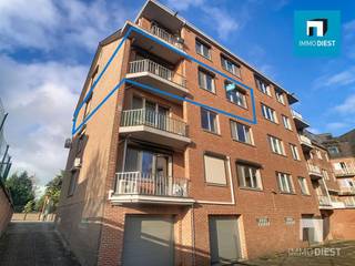<p><span>Ligging, ligging, ligging! Dit fraaie appartement op de tweede verdieping nabij Leuven-centrum combineert wonen met een uitstekende bereikbaarheid. </span></p><p><span>Troeven op een rij:</span></p><ul><li><span>Ruime &amp; lichtrijke leefruimte; </span></li><li><span>Drie volwaardige slaapkamers;</span></li><li><span>Keuken &amp; badkamer: zijn wat gedateerd doch nog perfect bruikbaar;</span></li><li><span>Dubbele garage: twee wagens achter elkaar, een zeldzaamheid te Leuven;</span></li><li><span>Praktische kelder;</span></li><li><span>Lift aanwezig;</span></li><li><span>Recent vernieuwd dak;</span></li><li><span>Nieuwe alu-ramen met elektrische rolluiken;</span></li><li><span>Mobiliteit - Uitstekende Mobiscore: op wandel- en fietsafstand van hartje Leuven;</span></li></ul><ul><li><span>Zonnige ligging: Zuid-oost terras;</span></li><li><span>Energie: gunstig EPC-label ( B), zie nieuwe ramen en nieuw hoofddak;</span></li></ul><h3><span>Waarom kiezen voor dit appartement ?</span></h3><ul><li><span>Wonen ( eventueel werken ) vlakbij Leuven in de hoofdstad van Vlaams-Brabant;</span></li><li><span>Direct instapklaar: Geen grote renovaties meer!</span></li><li><span>Uitstekende investering: Leuven is een gegeerde regio voor kopers, huurders én investeerders;</span></li><li><span>Geschikt voor gezinnen, starters of als opbrengsteigendom;</span></li><li><span>Toplocatie: Rustig wonen, maar toch alles vlakbij;</span></li></ul><p><span> </span></p><p><span>Mis deze buitenkans niet! Contacteer Immo Diest vandaag nog ( 013 31 25 22 - <span>info@immodiest.be</span></span><span> ) voor een bezoek aan dit unieke appartement met dubbele garage </span></p><p><span>Beter nog bel mij op </span><span>0498 52 64 52</span><span> of mail naar <span>jan.vanonckelen@immodiest.be</span></span><span> </span></p><p><span>Dan geef ik je een persoonlijke rondleiding.</span></p>