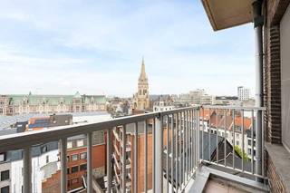 Stel je voor: elke ochtend wakker worden met een ononderbroken zicht over de Antwerpse skyline, de kathedraal in het vizier en de stad aan je voeten. Dit is geen appartement — dit is een standpunt.<br /><br />Op de 8e verdieping van de Italiëlei vindt u een volledig gerenoveerd penthouse van 100m² dat licht, ruimte en stadsgevoel combineert op een manier die in Antwerpen zeldzaam is. De open leefruimte met grote raampartijen baadt in daglicht. De moderne keuken, gerenoveerde badkamer en twee volwaardige slaapkamers zijn stuk voor stuk afgewerkt met oog voor detail.<br /><br />Maar wat dit appartement echt bijzonder maakt, zijn de cijfers:<br /><br />€199/maand aan lasten — inclusief water, verwarming én syndic. In Antwerpen is dat uitzonderlijk.<br />EPC B — geen renovatieplicht, geen verplichte investering, geen deadline. Gewoon wonen.<br /><br />Onmiddellijk beschikbaar — geen wachttijd, geen werken.<br /><br />Optie: private parkeerplaats in het gebouw. Optie: woning inclusief meubels. Lift aanwezig. Conform elektriciteit.<br /><br />Centraal gelegen op de Italiëlei — alles van Antwerpen op wandel- of fietsafstand.<br /><br />Deze woning wordt rechtstreeks verkocht door de eigenaar via ikverkoopuitdehand.be