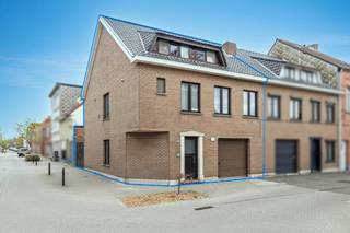 <strong>Deze goed onderhouden bel-etagewoning is gelegen in een rustige straat nabij het centrum van Turnhout. Winkels, scholen en de Grote Markt bevinden zich op fietsafstand. De woning beschikt onder meer over een inpandige garage, een hobbyruimte op het gelijkvloers, een lichtrijke woonkamer en 2 à 3 (slaap)kamers. Bovendien geniet u van een gunstige EPC-score van 128 kWh/m²/jaar (B-label) en is de woning uitgerust met zonnepanelen.<br /><br /></strong><span>Gelijkvloerse verdieping</span>: Via de inkomhal heeft u toegang tot een ruime (hobby)kamer, een douchekamer en de inpandige garage met automatische poort. Achteraan bevindt zich een afgesloten parkeerplaats. Deze buitenruimte is bereikbaar via de garage en ook via een poort langs de zijgevel van de woning, en biedt bovendien de mogelijkheid om ingericht te worden als aangename tuin of koer.<br /><br /><span>Eerste verdieping</span>: Op de eerste verdieping vindt u de leefruimte met veel lichtinval. De keuken is uitgerust met een elektrisch kookvuur met dampkap, een combi-microgolfoven en een koelkast, en beschikt over voldoende kastruimte. Verder is er op deze verdieping een aparte kamer, momenteel ingericht als wasplaats/berging, en een badkamer (2015) met inloopdouche, toilet en wastafel.<br /><br /><span>Tweede verdieping</span>: De tweede verdieping omvat twee slaapkamers en een zolderkamer, ideaal als berging.<br /><br /><span>Bijzonderheden</span>:<br />- Stedenbouwkundige inlichtingen in aanvraag<br />- Gunstige EPC-score: 128 Kwh/m²/j (B-label)<br />- Zonnepanelen aanwezig <br />- Centrale verwarming op aardgas<br />- HR-dubbelglas, houten schrijnwerk<br />- Beschikbaar voorjaar '27<br /><br />Bekijk deze woning via ons interactief grondplan: https://deboerenpartners.virtimmocontent.be/start-visit/4988