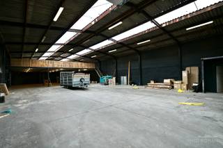 De loods is voorzien van een sectionale poort en verlichting. <br />Oppervlakte gelijkvloers: 476m2.<br />Stockageruimte op eerste verdieping +- 180m2.<br />Voldoende parking vooraan.<br />Huurprijs 1550 euro + 21%btw.<br />Interesse? Contacteer Immo Roman, gsm 0472 35 92 86<br />