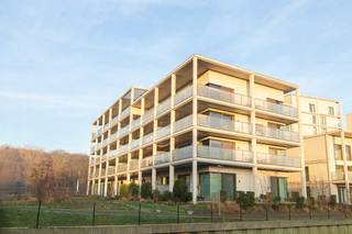 <p><span><strong>VILVOORDE</strong></span> - Dit appartement met 2 slaapkamers ligt in de fase Waterzicht en biedt royale volumes en een ideale indeling voor een gezinsleven. Het maakt deel uit van het grootschalige project 4 Fonteinen en ligt in een rustige, groene en autovrije omgeving, maar toch dicht bij Brussel.<br />De ruime woonkamer met open keuken vormt een gezellige leefruimte, die wordt verlengd door een privéterras met uitzicht op het water of de gemeenschappelijke tuinen. De 2 slaapkamers bieden comfort en privacy, allemaal met duurzame materialen en een eigentijdse afwerking.<br />De woning is uitgerust met vloerverwarming, dubbele ventilatie en uitstekende isolatie, wat het hele jaar door optimaal comfort garandeert.<br />Afhankelijk van de mogelijke keuzes, wordt het appartement opgeleverd of kunt u het personaliseren door uw afwerking te kiezen. Het wordt verkocht met de mogelijkheid om te profiteren van 6% btw. Dit appartement met 2 slaapkamers is een zeldzame kans om u te vestigen in een wijk in volle ontwikkeling, die levenskwaliteit en uitstekende bereikbaarheid combineert.<br />De oppervlakten zijn indicatief. Neem contact met ons op voor meer informatie.</p>