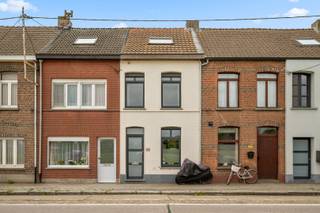 Bent u op zoek naar een stijlvolle, instapklare woning waar hedendaags wooncomfort en een kwalitatieve afwerking hand in hand gaan? Dan is deze volledig gerenoveerde rijwoning, gunstig gelegen aan de rand van Lier op de verbindingsweg richting Berlaar, beslist een bezoek waard.<br /><br />Bij de renovatie werd veel aandacht besteed aan een tijdloze uitstraling, een praktische indeling en het gebruik van duurzame, kwaliteitsvolle materialen. De lichte leefruimtes en de moderne afwerking zorgen voor een aangename en warme woonbeleving.<br /><br />Via de gezellige inkomhal betreedt u de woning, die op het gelijkvloers beschikt over een sfeervolle leefruimte met een volledig geïntegreerde en uitstekend uitgeruste open keuken. Dankzij het grote schuifraam geniet de keuken van een overvloed aan natuurlijk licht en een mooi zicht op het terras, waardoor binnen en buiten naadloos in elkaar overvloeien. Verder bevindt zich op deze verdieping een apart gastentoilet.<br /><br />Op de eerste verdieping vindt u een ruime slaapkamer en een stijlvolle badkamer, uitgerust met een inloopdouche, toilet en een praktische washoek met plaats voor een wasmachine en droogkast.<br /><br />De zolderverdieping werd eveneens ingericht en biedt plaats aan een tweede, volwaardige slaapkamer, ideaal als master bedroom, kinderkamer of thuiskantoor.<br /><br />Buiten beschikt de woning over een gezellig terras waar u in alle rust van het buitenleven kunt genieten. De achterliggende tuin behoort niet tot de eigendom, maar kan desgewenst gehuurd worden, wat een extra troef vormt voor liefhebbers van groen.<br /><br />Bent u op zoek naar een moderne woning met karakter en een uitstekende bereikbaarheid? Contacteer ons dan snel voor een bezoek en ontdek zelf de vele troeven van deze prachtige eigendom.<br />Bekijk nu reeds de foto's op onze website www.dplusvastgoed.be<br />Voor meer informatie bel ons via GSM 0475 59 90 00 of mail ons via yves@dplusvastgoed.be