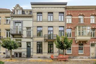 Achter deze charmante gevel bevindt zich een volledig gerenoveerd studentenhuis met 4 studio’s en 3 kamers met eigen badkamer. Het pand wordt instapklaar verkocht en is volledig verhuurd voor het komende academiejaar, waardoor het een interessante opportuniteit vormt voor wie wil investeren in studentenvastgoed. Dankzij de centrale ligging tussen Thomas More en het station genieten studenten van een vlotte bereikbaarheid, terwijl de groene en rustige omgeving zorgt voor een aangename woonomgeving. Zowel de campus als het openbaar vervoer bevinden zich vlakbij. Alle studio’s en kamers zijn bemeubeld met een bed, bureau en kast. Daarnaast beschikken ze over een kitchenette of een vast meubel met microgolfoven en koelkast. Op het gelijkvloers bevinden zich een praktische inpandige fietsenstalling en een gemeenschappelijke leefruimte en keuken met buitenruimte, ideaal om elkaar te ontmoeten en te ontspannen. Het pand genereert een maandelijkse nettohuurstroom van € 4.700, met een indicatief rendement van 4,8%. Ook de brandweercontrole, de uitbatingsvergunning en het Topkotlabel worden voorzien. Het EPB-verslag is momenteel in opmaak. Een volledig gerenoveerd en verhuurd studentenhuis dat comfort, een strategische ligging en een aantrekkelijk investeringspotentieel combineert. Contacteer ons vrijblijvend voor meer info of een bezoek! 
