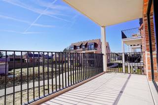 Op wandelafstand van het centrum van Buggenhout vindt u dit instapklare, compleet geschilderd, nieuwbouwappartement dat uitblinkt in comfort en energiezuinigheid. Dankzij de nieuwste technieken zoals vloerverwarming en een warmtepomp geniet u van zeer lage energiekosten.<br />Het appartement is door zijn ligging zeer lichtrijk en beschikt over twee slaapkamers, een ruime en lichtrijke woonkamer met open keuken en stijlvol keukeneiland, een aparte berging, een afzonderlijk toilet en een badkamer uitgerust met een ruime inloopdouche en ingebouwd ligbad. Het zuid-gericht terras biedt de perfecte plek om in alle rust van de zon te genieten. Alle ruimtes zijn voorzien van verlichting en zullen ook nog voorzien worden van gordijnen waardoor het appartement dus compleet instapklaar is. Bovendien is in de huurprijs een ondergrondse parkeerplaats inbegrepen, wat dit appartement nog praktischer maakt.<br />Huurprijs: 1.200 EUR + 100 EUR gemeenschappelijke kosten<br />Referentie: 5637