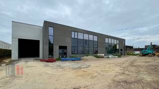 Magazijn van 649 m² met 103 m² kantoorruimte en 109 m² polyvalente ruimte.Het magazijn is opgebouwd uit een staalconstructie met betonpanelen en een...