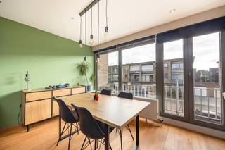 <h2>Appartement op de eerste verdieping – inclusief garage met oprit</h2>
<p><span>Nabij het centrum van <strong>Kapellen</strong> en <strong>Hoevenen</strong> bevindt zich dit instapklaar appartement op de eerste verdieping. Een ideaal <strong>startersappartement</strong> of <strong>rendabele investering</strong> dankzij de sterke ligging, conforme staat en inbegrepen garage.</span></p>
<div></div>
<h2>Indeling</h2>
<h3><strong>Inkom & leefruimte</strong></h3>
<ul>
<li>
<p><span>Inkomhal met ingemaakte kasten</span></p>
</li>
<li>
<p><span>Gastentoilet</span></p>
</li>
<li>
<p><span>Ruime woonkamer op <strong>parketvloer</strong> met directe toegang tot het <strong>balkon vooraan</strong></span></p>
</li>
<li>
<p><span>Keuken voorzien van alle toestellen + aansluiting voor wasmachine</span></p>
</li>
</ul>
<h3><strong>Slaapgedeelte & comfort</strong></h3>
<ul>
<li>
<p><span>Twee slaapkamers, waarvan één uitgerust met <strong>airconditioning</strong></span></p>
</li>
<li>
<p><span>Extra ruimte ingericht als <strong>bureau</strong> en <strong>voorraadkast</strong></span></p>
</li>
<li>
<p><span>Badkamer, <strong>gerenoveerd in 2026</strong>, voorzien van lavabo en <strong>inloopdouche</strong></span></p>
</li>
</ul>
<h3><strong>Parkeren</strong></h3>
<ul>
<li>
<p><span><strong>Garage met oprit inbegrepen -</strong> Altijd parkeerplek én extra bergruimte.</span></p>
</li>
</ul>
<div></div>
<h2>Extra informatie</h2>
<ul>
<li>
<p><span><strong>EPC label B – 121 kWh/m² jaar</strong></span></p>
</li>
<li>
<p><span><strong>Elektriciteit conform</strong></span></p>
</li>
<li>
<p><span>Gemeenschappelijke kosten: <strong>± €165/mnd</strong> (driemaandelijkse afrekening) Inclusief spaarfonds, werkkapitaal, blokpolis, onderhoud + elektriciteit GD, privé waterverbruik (tussenmeter)</span></p>
</li>
<li>
<p><span>Individuele nutsvoorzieningen</span></p>
</li>
<li>
<p><span>Verkoop onder <strong>registratiestelsel</strong></span></p>
</li>
</ul>
<div></div>
<h2>Bezoek ter plaatse</h2>
<p><span>Contacteer <strong>Vastgoed03</strong> via <strong><span>03 568 03 03</span></strong> of <strong>info@vastgoed03.be</strong> voor meer informatie of een bezoek.</span></p>