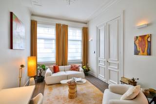 <p>Sommige huizen trekken je aandacht. Andere doen je even vertragen...<br />Deze prachtige woning op de grens van het Groen Kwartier en Oud-Berchem is er zo eentje.</p>
<p>De gevel alleen al is er eentje om even bij stil te staan. Beschermd erfgoed, rijk aan details en met die typische neoclassicistische en eclectische flair die je vandaag nog zelden ziet. Zo’n gevel die je hart spontaan een sprongetje laat maken… en terecht.</p>
<p>Binnen wordt dat gevoel alleen maar versterkt.<br />De inkomhal is ronduit indrukwekkend: verfijnde moulures, een prachtige marmeren mozaïekvloer en een elegantie die je meteen meeneemt. Achteraan vind je een praktische vestiaire met gastentoilet, en ingemaakte kasten waarin wasmachine en droogkast discreet hun plek kregen. Alles doordacht en mooi weggewerkt.</p>
<p>En ook de leefruimte voelt meteen juist.<br />Vooraan een leuke zithoek. Aansluitend een eetkamer waar diners al snel uitlopen in lange avonden. En dan de knappe keuken… strak, volledig uitgerust en met een toog die zich perfect leent voor elk moment van de dag.</p>
<p>Halverwege de trap wacht een verrassend extraatje.<br />Een terras van maar liefst 20 m², zuid-oost georiënteerd en werkelijk een verborgen parel. Hier begint je dag met zon en eindigt ze met rust. Van een rustige koffie tot een levendige BBQ met vrienden, dit is zo’n plek die al snel onmisbaar wordt.</p>
<p>Op de eerste verdieping bevindt zich een royale kamer aan de voorzijde, vandaag ingericht als een bijzonder gezellige tv-ruimte. Daarnaast de badkamer: stijlvol, ruim en helemaal op maat van jouw ritme. Kies voor een ontspannen moment in bad of een snelle, verkwikkende douche. Dubbele lavabo, tweede toilet… check.</p>
<p>De tweede verdieping biedt nog twee mooie slaapkamers, elk met hun eigen sfeer en mogelijkheden.</p>
<p>En dan het technische plaatje, minstens even belangrijk:<br />De woning werd in 2018 en 2021 grondig en smaakvol gerenoveerd, is perfect onderhouden, beschikt over een mooi EPC en conforme elektriciteit.<br />Hier koop je charme en komt de gemoedsrust erbij!</p>
<p>De ligging maakt het verhaal compleet.<br />Op wandelafstand van het station, met de fiets sta je zo in het centrum en rondom je: een heerlijke buurt.<br />Van een etentje bij Café Service tot een glas wijn bij Django, frietjes bij Café Congé of een koffietje bij Caffenation of Polly… hier woon je midden in één van de leukste stukjes Antwerpen.<br /><br />Dit is echt een huis waar je binnenkomt en... eigenlijk meteen wil blijven.<br />Benieuwd? Plan dan zeker een bezoekje in (en vergeet je slaapzak niet ;-) )!<br /><br /></p>
Troeven:<br />- Charmante woning met karakter<br />- Beschermde gevel <em>(onroerend erfgoed: burgerhuis in neoclassicistische &amp; eclectische stijl)</em><br />- Zeer gegeerde locatie<br />- Authentieke elementen<br />- Zonnig terras (niet vergund<span>)</span><br />- Smaakvolle renovatie<br />- Volledig uitgeruste, kwalitatieve keuken<br />- Ingemaakte kasten (incl. wasruimte)<br />- Droge kelder<br />- AREI conform<br />- CV op gas (condensatieketel)<br />- Dubbele beglazing<br />- Vraagprijs is richtprijs<br /><br />Wg, Gvkr, Gvv, Vg, Gmo, Geen overstromingsgevoelig gebied