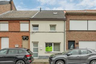 <p><span> </span></p><h2><span>Gezinswoning met 4 slaapkamers en EPC B </span></h2><p><span>Welkom in deze ruime en praktisch ingedeelde gezinswoning in Boom. Deze woning combineert een aangename leefruimte met </span><span>4 slaapkamers</span><span>, een gunstige energiescore en een onderhoudsvriendelijke tuin.</span></p><p><span>Bij het binnenkomen word je ontvangen in de inkomhal die toegang geeft tot de verschillende ruimtes op het gelijkvloers. Verder kom je in het ruime en open leefgedeelte, waar woon- en eetruimte mooi met elkaar verbonden zijn. De grote raampartijen aan de achterzijde zorgen voor een aangename lichtinval en versterken het ruimtelijke gevoel. De open keuken sluit harmonieus aan op de leefruimte en is volledig geïnstalleerd met verschillende ingebouwde toestellen, voldoende kastruimte en een praktisch kookeiland. Aansluitend bevindt zich een praktische wasplaats met extra bergruimte. Via het grote schuifraam bereik je het terras en de achterliggende tuin. De tuin is onderhoudsvriendelijk aangelegd en biedt dankzij de afsluiting voldoende privacy, waardoor deze buitenruimte ideaal is voor ontspanning en gezellige momenten. Op de verdiepingen bevinden zich in totaal </span><span>4 slaapkamers</span><span>. De badkamer is uitgerust met een douche, wastafelmeubel en toilet. De ingerichte zolderverdieping is momenteel opgedeeld in </span><span>2 slaapkamers</span><span> en benut het volume onder het schuine dak optimaal. Desgewenst kan deze indeling worden aangepast om </span><span>1 grote open ruimte</span><span> te creëren.</span></p><p><span>De woning wordt verwarmd via centrale verwarming op aardgas en beschikt over een gunstig </span><span>EPC-label B</span><span>. Dankzij de combinatie van </span><span>4 slaapkamers</span><span>, een ruime leefomgeving en een aangename buitenruimte vormt deze woning een interessante thuis voor gezinnen die op zoek zijn naar ruimte en comfort.</span></p><p><span>Kortom, deze woning in Boom is een uitstekende keuze voor wie op zoek is naar een ruime gezinswoning met </span><span>4 slaapkamers</span><span>, een tuin en een gunstige energieprestatie.</span></p><h3><span>Troeven:</span></h3><ul><li><span>4 slaapkamers</span></li><li><span>Gunstig </span><span>EPC-label B</span></li><li><span>Ruime en lichtrijke leefruimte met open keuken</span></li><li><span>Aangename en onderhoudsvriendelijke tuin.</span></li></ul><h3><span>Contact:</span></h3><p><span>Vrijblijvend advies met gratis schatting van uw woning? Neem gerust contact met ons op.</span></p><p><span>Robin Van den Bergh</span><span><br /><span>robin@home4you.be</span></span><span><br />+32 468 23 19 79<br /></span><span>7/7 bereikbaar</span></p>