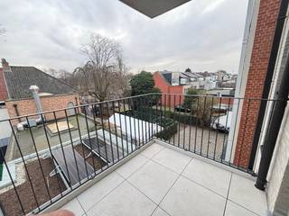 Energiezuinig nieuwbouwappartement afgewerkt met hoogwaardige materialen op een zeer centrale ligging in het dorp van Brasschaat met twee terrassen. <br /><br />Indeling: <br /><br />U betreedt het appartement via de inkomhal, die rechtstreeks toegang biedt tot de ruime leefruimte met open keuken. De keuken is volledig uitgerust met een vaatwasser, inductiekookplaat, koelkast, vriezer, dampkap, oven, microgolfoven en een dubbele spoelbak. Dankzij het grote schuifraam, dat uitgeeft op een terras over de volledige breedte van de leefruimte, geniet u van een overvloed aan natuurlijk licht.<br /><br />In de hal bevindt zicht een apart toilet met handenwasser en de technische ruimte die is weggewerkt achter een schuifkast waar ook aansluiting is voorzien voor de wasmachine.<br /><br />Aan de achterzijde van het gebouw bevindt zich een ruime slaapkamer van circa 15 m². Deze kamer biedt directe toegang tot het achtergelegen terras en beschikt over een eigen badkamer, uitgerust met een inloopdouche en een stijlvol lavabomeubel.<br /><br />Het appartement beschikt overal over vloerverwarming.<br />Het appartement is voorzien van zonnepanelen.<br />Bij het appartement hoort er een bering op verdieping -1.<br />Op het gelijkvloers is er een fietsenstalling voor elektrische fietsen.<br /><br />Meters water en elektriciteit individueel (geen gas).<br />Maandelijkse algemene onkosten €125,00.<br /><br />U kan het appartement bereiken zowel met de lift als met de trap.<br /><br /> 