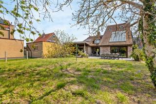 Charmante woning in Sint-Gillis-Dendermonde<br /><br />📍 Hullekenstraat 73, 9200 Dendermonde<br />🏡 Bruikbare vloeroppervlakte: ca. 262 m²<br />📊 EPC: 130 kWh/m²<br /><br />In het centrum van Sint-Gillis-Dendermonde bevindt zich deze zeer charmante en kwalitatief afgewerkte open bebouwing, waar ruimte, comfort en energiezuinig wonen mooi samenkomen.<br /><br />De woning wordt betreden via een centrale inkomhal die toegang geeft tot een bijzonder ruime en lichtrijke leefruimte met gezellige haard. De open, volledig uitgeruste keuken sluit hier perfect op aan en vormt samen met de leefruimte een aangename en open leefzone. Dankzij de grote raampartijen geniet u overal van veel lichtinval en een mooi zicht op de tuin.<br /><br />Verder beschikt de woning over een verzorgde badkamer met zowel bad als douche en maar liefst vier ruime slaapkamers, waardoor ze ideaal is voor gezinnen of wie extra ruimte zoekt voor bureau of hobby.<br /><br />Met een bewoonbare oppervlakte van ca. 262 m², een garage, oprit en overkapping biedt deze woning bovendien voldoende ruimte voor wie comfortabel wil wonen. Ook de kelder zorgt voor extra stockageruimte.<br /><br />De woning werd afgewerkt met kwaliteitsvolle materialen zoals meranti schrijnwerk, natuursteen en parket, wat bijdraagt aan de warme en tijdloze uitstraling. Energetisch scoort ze sterk met een EPC van 130 kWh/m².<br /><br />Een instapklare en karaktervolle woning op een centrale ligging die u zeker gezien moet hebben.<br />Voor meer informatie of een bezoek: 052 20 24 40 of niels@berno.be