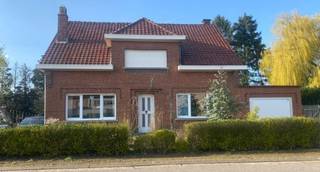 In een aangename woonomgeving, vlakbij het centrum van Kampenhout, bevindt zich deze goed gelegen woning op een perceel van iets meer dan 10 are.<br />De woning beschikt over 3 slaapkamers en een praktische indeling, ideaal voor gezinnen, starters of investeerders. De tuin vormt een mooie extra troef en biedt alle ruimte om te ontspannen en te genieten van het buitenleven.<br />Dankzij de centrale ligging zijn winkels, scholen en verbindingswegen vlot bereikbaar. Ook het openbaar vervoer is een pluspunt, met een bushalte op wandelafstand en een treinstation op slechts 5 km.<br />EPC-label D – geen renovatieplicht.<br />Een ideale opportuniteit voor wie op zoek is naar een aangename woning met ruimte, een goede ligging en toekomstmogelijkheden.