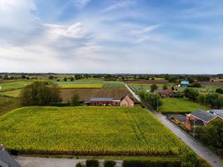 Op een rustige en landelijke locatie in Ruddervoorde bevindt zich deze ruime villa met dubbele garage en atelier, gelegen op een perceel van 889 m². Met een bewoonbare oppervlakte van maar liefst 242 m² biedt deze eigendom bijzonder veel ruimte en tal van mogelijkheden.<br /><br />De woning beschikt over een royale leefruimte met aansluitend een lichtrijke veranda, een functionele keuken, drie slaapkamers en een badkamer. Dankzij de aangename volumes en de praktische indeling vormt ze een ideale gezinswoning voor wie comfortabel wil wonen in een groene omgeving.<br /><br />Een absolute troef is de aanwezigheid van de dubbele garage en het ruime atelier (opp: 80m²). Dit maakt de eigendom bijzonder interessant voor wie nood heeft aan extra opslag- of werkruimte, bijvoorbeeld voor een zelfstandige activiteit, hobby of het stallen van meerdere voertuigen.<br /><br />Ook buiten is er voldoende ruimte, met meerdere parkeerplaatsen en een aangename tuin rondom de woning. Ondanks de landelijke ligging geniet u van een vlotte verbinding met Ruddervoorde, Oostkamp en de belangrijkste invalswegen.<br /><br />Bovendien beschikt de woning over een gunstig EPC-label B (184 kWh/m²), wat voor een woning van deze omvang en bouwperiode een mooie meerwaarde vormt.<br /><br />Troeven:<br /><br />* Ruime villa met 242 m² bewoonbare oppervlakte<br />* Perceel van 889 m²<br />* 3 slaapkamers<br />* Dubbele garage<br />* Ruim atelier<br />* Minstens 5 parkeerplaatsen<br />* Rustige, landelijke ligging<br />* EPC-label B<br />* Goede verbinding richting Ruddervoorde en Oostkamp<br /><br />Een veelzijdige eigendom voor wie ruimte, rust en praktische mogelijkheden wil combineren.<br /><br />Interesse? Contacteer Wout voor meer informatie of een bezoek ter plaatse | wout@immax.be - 0475 96 59 38