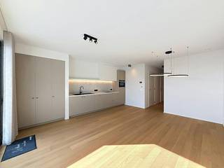 Bent u op zoek naar een nieuwbouw appartement met 1 slaapkamer en mooi terras te huur in Waregem? Dan is deze topper zeker iets voor u! Het beschikt over een oppervlakte van 69m² en een terras van 14m².<br /><br />INDELING<br /><br />- inkomhal<br />- lichtrijke leefruimte<br />- open keuken voorzien van alle toestellen<br />- ruim terras<br />- praktische berging naast de keuken<br />- badkamer voorzien van inloopdouche, lavabo en handdoekenverwarming<br />- slaapkamer 1<br />- gastentoilet<br /><br />ALGEMEEN<br /><br />- garagebox verplicht bij te huren: €75 per maand<br />- energiezuinig met een E-peil van E8<br />- BEN-woning<br />- enorm praktisch appartement met veel bergruimte<br />- leuke tuin<br />- veel lichtinval<br />- gordijnen en lichtarmaturen voorzien en volledig geschilderd<br />- nieuwbouw<br /><br />De snelste manier om een bezoek te brengen aan deze woning? Vraag je bezoek aan via de rode knop op onze website (www.dewaele.com) en je wordt gecontacteerd door onze verhuurexpert Jolien. Telefonisch kunnen er geen afspraken gemaakt worden. Bij andere vragen kun je ons telefonisch contacteren via 056 605 605.