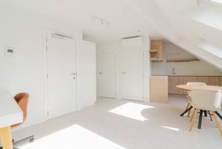<span><strong>**Moderne flatjes op toplocatie in Leuven**</strong></span><br /><br />In de <strong>Vital Decosterstraat</strong>, om de hoek van het Ladeuzeplein, bevindt zich deze exclusieve residentie met <strong>vijf volledig ingerichte appartementen</strong> die luxe en comfort moeiteloos combineren. Dankzij de centrale ligging zijn het station, de Grote Markt, het Ladeuzeplein, winkels, restaurants en tal van andere voorzieningen allemaal op wandelafstand bereikbaar. Alles wat Leuven te bieden heeft, ligt dus om de hoek.<span><br /><br />Elk appartement beschikt over een <strong>volledig uitgeruste keuken</strong>, een stijlvolle badkamer, een aparte slaapkamer en wordt bovendien volledig <strong>bemeubeld</strong> aangeboden. De renovatie werd twee jaar geleden uitgevoerd met bijzondere aandacht voor <strong>kwaliteit en wooncomfort</strong>. Zo zijn er <strong>zonnepanelen</strong> geplaatst, wordt er verwarmd met een <strong>lucht-lucht warmtepomp</strong>, werd de ventilatie volledig vernieuwd en beschikt het gebouw over een <strong>lift</strong>.<br /><br /></span>Kortom, deze residentie vormt een uitstekende investering met onmiddellijk rendement! <br /><br /><span><strong>Meer informatie of een bezichtiging ter plaatse? Aarzel niet en contacteer Jacky via jacky@connect-immo.be of 0495 53 46 49</strong></span><br /><br /><span>EPB Startverklaring</span><br /><span>wche, gdv, gvkr, gvv</span>