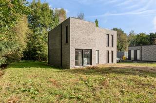 <strong>Recente gezinswoning (bouwjaar 2023) – energiezuinige open bebouwing met 3 slaapkamers, 3 badkamers en tuin.</strong><br /><br />Ontdek deze recente en energiezuinige gezinswoning (2023), ideaal gelegen in een rustige, <strong>doodlopende straat</strong> – als laatste woning in de rij.<br />Deze moderne open bebouwing combineert hedendaags comfort met een doordachte indeling en hoogwaardige afwerking.<br /><br /><strong>Indeling en troeven</strong><br />* Ruime en lichtrijke leefruimte met directe toegang tot het zonneterras en de tuin<br />* Moderne, volledig uitgeruste keuken<br />* <strong>3 volwaardige slaapkamers</strong>, waarvan één met <strong>aansluitende dressing</strong><br />* <strong>3 badkamers</strong> met hedendaagse afwerking<br />* Volledig <strong>onderkelderd</strong> – ideaal voor extra bergruimte, hobbyruimte of bureau<br />* <strong>Airconditioning en zonnepanelen</strong> voor optimaal wooncomfort en energie-efficiëntie<br />* <strong>Eigen drinkwater via geboorde put</strong>, wat bijdraagt aan duurzaam en kostenbesparend wonen<br /><br />Geniet van de rust en privacy van deze ligging, gecombineerd met een uitstekende bereikbaarheid en moderne woonkwaliteit.<br /><br />Ontdek deze woning nu al via de <strong>interactieve grondplannen</strong> met foto’s op onze website:<br />👉 www.wijns.be – klik op de detailpagina van dit pand.<br /><br />Voor meer info of een bezoek ter plaatse:<br /><strong>📞 0473 33 33 35</strong>