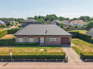 Voor meer informatie, extra foto’s of om een bezoek in te plannen, contacteer Gil via 016 792 900 of gil.christiaens@homixx.be.<br /><br />Bent u op zoek naar een comfortabele woning met veel leefruimte, een ruime tuin én een gunstige energiescore? Dan is deze verzorgde laagbouwvilla zeker een bezoek waard.<br /><br />Gelegen op een royaal perceel van maar liefst 12 are biedt deze woning alle troeven voor wie comfortabel gelijkvloers wil wonen. De villa beschikt over vier volwaardige slaapkamers, een badkamer en een volledig uitgeruste keuken die aansluit op de aangename leefruimtes.<br /><br />Verder beschikt de woning over een praktische zolder, een ruime garage en een kelder die tal van opbergmogelijkheden bieden. Buiten geniet u van een mooi aangelegd, zuidgericht terras met zonneluifel, waar u in alle rust kunt ontspannen en optimaal kunt profiteren van zonnige dagen.<br /><br />Ook op energetisch vlak heeft deze woning heel wat te bieden. Het dak werd reeds vernieuwd en geïsoleerd en met een EPC-label C is de woning vandaag al energiezuinig. Bovendien kan met een relatief eenvoudige ingreep, namelijk het aanbrengen van bijkomende vloerisolatie, een verbetering naar een gunstig EPC-label B worden gerealiseerd. Zo investeert u in een woning die niet alleen comfortabel is, maar ook klaar is voor de toekomst.<br /><br />Dankzij het ruime perceel, de praktische indeling en de uitstekende combinatie van wooncomfort, energiezuinigheid en uitbreidingsmogelijkheden is deze woning een ideale thuis voor gezinnen en iedereen die op zoek is naar rustig wonen met alle comfort.<br /><br />Interesse? Contacteer ons vandaag nog voor een bezoek en ontdek zelf alle troeven van deze prachtige laagbouwvilla.