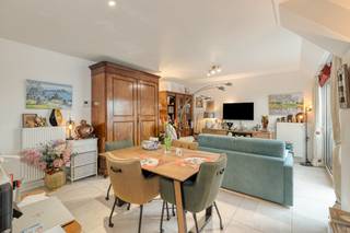 Cet appartement récent est situé au troisième étage d'une petite résidence dans le centre d'Audenaarde (Bevere), à quelques pas de la gare et des commerces. L'appartement se compose de : - hall d'entrée avec toilettes séparées- espace de vie ouvert - cuisine équipée - rangement (avec raccordement pour machine à laver)- chambre 1- salle de bain avec douche - terrasse Au sous-sol :- place de parking privée- rangement privé au sous-sol- abri à vélos commun- salle de déchets communeINFORMATIONS GÉNÉRALES :* EPC favorable* électricité conforme* chauffage central au gaz naturel (radiateurs)* ascenseur disponible