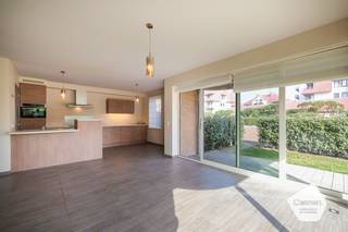 Dit verzorgde gelijkvloerse appartement  bevindt zich in een groen domein en is gelegen in een rustige buurt.🛏️ Indeling:2 ruime slaapkamersVolledig...