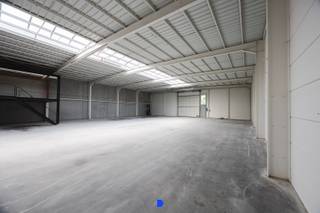 Karaktervolle industriële site met magazijnen, ateliers, showrooms en kantoren in de wijk Walle, ten zuiden van de historische binnenstad van Kortrijk.<br /><br />Het erfgoedkarakter van het originele fabriekspand werd zoveel mogelijk behouden en herontwikkeld naar een prachtige site met diverse nieuwbouw kmo-units en kantoren en in een latere fase ook appartementen.<br /><br />Uitstekende locatie: centraal gelegen nabij het Ei van Kortrijk en de op- en afrit van de R8 (ring Kortrijk) en zeer goede verbinding met de E17, de A19 en de E403.<br /><br />Momenteel is nog volgende kmo-unit te koop:<br /><br />Blok B - kmo-unit 17: 749m²<br /><br /><strong>DETAILS:</strong><br />U koopt niet meer grond dan strikt noodzakelijk is voor uw activiteiten.<br />U betaalt de juiste en eerlijke prijs voor een topproduct.<br />U heeft geen risico op onvoorziene kosten.<br />Organisatie businesspark door mede-eigendomsstructuur met basisakte en reglement van interne orde.<br />De syndicus regelt tal van zaken voor u zodat u geen opvolging hebt qua tuinonderhoud, periodieke controles, brandverzekering …<br />U deelt de kosten met andere mede-eigenaars.<br />Verhoogde veiligheid op de site door sociale controle en onderlinge samenwerking.<br />Aangesloten op het warmtenet.<br /><br /><strong>CONTACT:</strong><br />Interesse in één van de units?<br />Contacteer ons vrijblijvend voor alle informatie of een afspraak ter plaatse op 0491 61 42 19 of info@stijndebusschere.be.