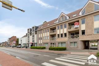 <p><strong>Bent u op zoek naar een instapklaar appartement op een centrale locatie voor uzelf of als investering?</strong> Dan is dit ruim, energiezuinig en uitstekend onderhouden eigendom in hartje Dessel zeker een bezoek waard.</p>
<p>Gelegen op de tweede verdieping geniet u hier van een <strong>aangename lichtinval</strong> en een open, luchtig gevoel doorheen het volledige appartement. Dankzij de twee buitenterrassen vindt u op elk moment van de dag een zonnig plekje om heerlijk te ontspannen.</p>
<p>Door de <strong>centrale ligging</strong> bevinden winkels, horecazaken, scholen en andere voorzieningen zich op wandelafstand, waardoor u geniet van alle comfort binnen handbereik.<br /><br /><strong>Enkele troeven:</strong></p>
<ul><li>Energiezuinig (EPC B)</li><li>Elektriciteit conform</li><li>Lift aanwezig</li><li>Een ruime en lichtrijke leefruimte</li><li>2 zonnige terrassen</li><li>Garagebox en kelderberging inbegrepen in de verkoopprijs</li></ul>
<p>Het appartement is <strong>momenteel verhuurd</strong>, wat het eveneens bijzonder interessant maakt als investering. U geniet meteen van een lopend huurrendement en een zorgeloze opportuniteit op een aantrekkelijke locatie.</p>
<p>Kortom, een <strong>ideaal appartement</strong> voor zowel eigen bewoning als investering, waar ruimte, comfort, licht en ligging perfect samenkomen.</p>
<p><strong>Interesse? Contacteer ons gerust voor meer informatie of een bezoek ter plaatse.</strong></p>