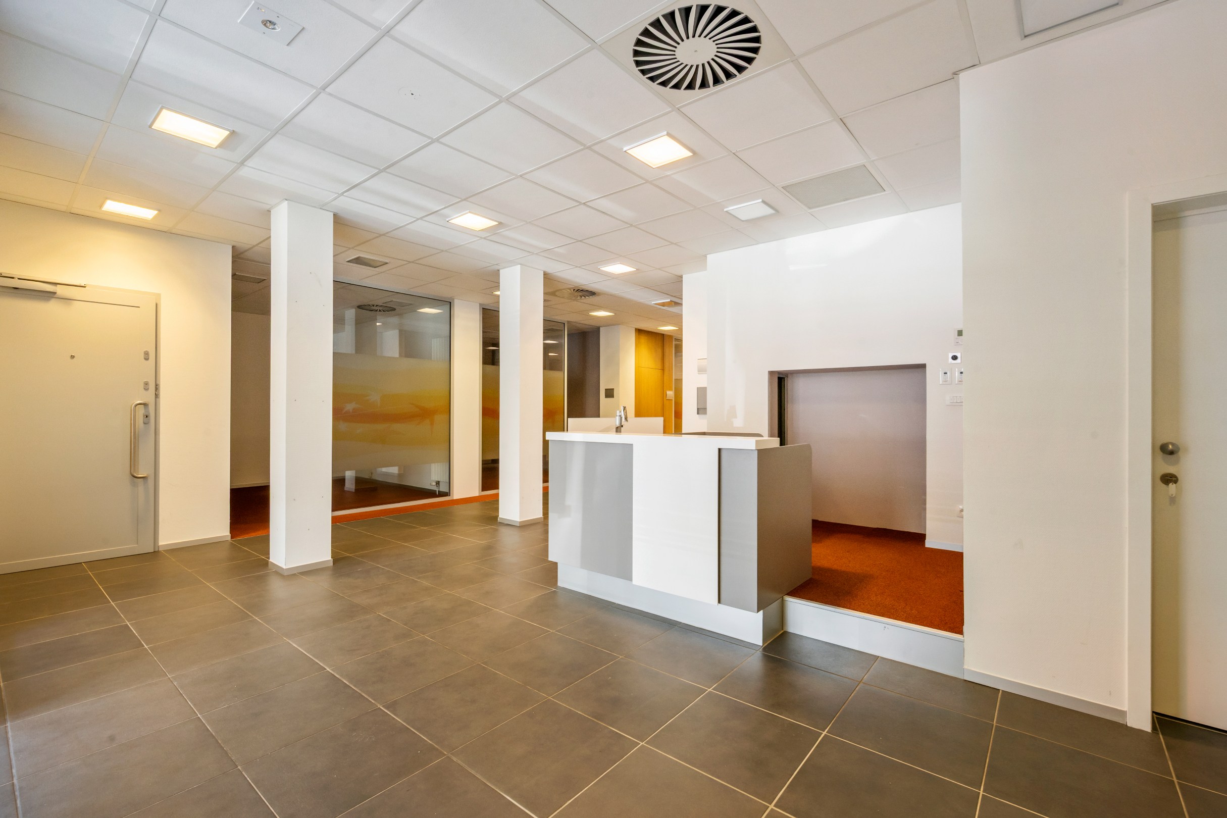 Ruim handelspand met bovenliggend duplex appartement in centrum Hoogstraten! - foto 4