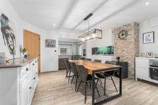 Uiterst centraal gelegen halfopen woning in het centrum van Sint-Eloois-WInkel, in nabijheid van scholen, winkels en openbaar vervoer. Ruime woning met een bewoonbare oppervlakte van 202m² gelegen op een perceel van 360m² bestaande uit inkomhal, ruime leefruimte met moderne open keuken, badkamer op gelijkvloers met inloopdouche, wasplaats. Op verdieping 2 volwaardige slaapkamers en badkamer met ligbad, vaste trap naar ingerichte ruime zolderkamer. Volledig afgesloten zongerichte tuin met uitweg. Garage met voorliggende oprit.<br /><br />TROEVEN:<br />- goedgekeurde elektriciteit<br />- 2 badkamers<br />- zongerichte tuin met uitweg<br />- Zonnepanelen<br />- nabijheid school, sporthal, openbaar vervoer...<br /><br />Contacteer ons voor een vrijblijvend bezoek aan deze woning via 056/35.40.74 of info@immo-lys.be