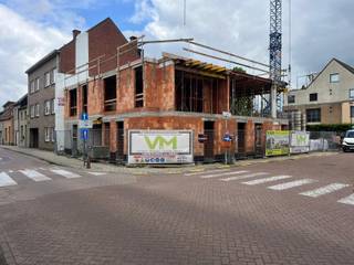 <span><strong>LAATSTE APPARTEMENT TE KOOP! WEES ER NOG SNEL BIJ.</strong><br /><br />Dit nieuwbouwappartement van € 359.000,- is nog te koop op de 2e verdieping van Residentie "The Corner".<br />Deze heeft een oppervlakte van 90,20m² + terras van 15m². <br />Inkomhal, berging, apart toilet, woon-eetkamer, ingerichte open keuken, 2 slaapkamers en een badkamer. <br />Fietsenstalling voorzien op het gelijkvloers.<br />Individuele garagebox te koop aan € 27.500,- . <br />Prijzen excl BTW en registratiekosten. <strong>Kopen aan 6% BTW ipv 21% behoort tot de mogelijkheden. Vraag naar de voorwaarden hiervoor.</strong><br /><br />In het centrum van Broechem, op de hoek van de Lostraat en de Streep, verrijst binnenkort Residentie “The Corner” – een kleinschalig en stijlvol nieuwbouwproject dat modern wooncomfort combineert met een uitstekende ligging. <strong>Afbraakwerken zijn reeds uitgevoerd. De ruwbouwwerken zijn gestart!! (maart 2026)</strong><br />In deze residentie hadden wij eveneens 1 gelijkvloers en 2 appartementen van elk 78m² + terras . Deze zijn reeds verkocht geworden!<br /><br />Alle appartementen kunnen volledig naar eigen smaak afgewerkt worden met een ruime keuze aan materialen. De praktische indeling en aangename sfeer zorgen ervoor dat u zich hier onmiddellijk thuis voelt.<br /><br />Duurzaam wonen met BEN-label (E20)<br />Residentie “The Corner” is ontworpen volgens de nieuwste energienormen en voldoet aan het BEN-principe (Bijna Energie Neutraal) met een E-peil van maximum E20. Hierdoor geniet u van zeer lage energiekosten en mogelijk ook van extra financiële voordelen.<br />Om dit te realiseren wordt gebruik gemaakt van:<br />Uitstekende isolatie<br />Balansventilatie<br />Een lucht-waterwarmtepomp voor sanitair warm water en vloerverwarming.</span><br /> 