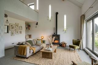 Bent u op zoek naar rust, ruimte en comfort, maar wilt u geen toegevingen doen op vlak van modern luxe? Deze unieke, instapklare woning (bouwjaar 2011) is gelegen in een heerlijk rustige, doodlopende straat in het gegeerde Gerdingen (Bree). Hier geniet u van privacy, gecombineerd met een zicht op de prachtige tuin. Waarom deze woning uw droomhuis is:De kelderverdieping herbergt een volledig uitgeruste, hoogwaardige studio met direct zicht op de tuin. Perfect te gebruiken als kangoeroewoning, een eigen stek voor een volwassen kind, of als inspirerende praktijk-/kantoorruimte aan huis.Zowel vanuit de royale leefruimte als vanuit de studio beneden geniet u van een naadloze connectie met de schitterend aangelegde tuin. Een oase van rust waar u ongestoord kunt ontspannen.De woning wordt efficiënt verwarmd op propaangas én is volledig zelfvoorzienend op vlak van water. Duurzaam en kostenbesparend wonen ineen!Toch nood aan een beetje extra grond? De eigenaren zijn bereid om een iets verder geleden stukje landbouwgrond mee te verkopen met de woning. Voldoet deze parel aan al uw wensen? Grijp dan nu uw kans. Deze woning wordt exclusief gepresenteerd tijdens ons Pre-Sale moment op zaterdag 11 juli 2026 tussen 09:00 u. en 11:00 u.Plan vandaag nog uw bezoek en ontdek zelf de unieke sfeer van dit uitzonderlijke pand.De eigendom wordt aangeboden via de Pre-sale formule. Op 11/07/2026 tussen 09:00 en 11:00 kan u de woning op afspraak komen bezichtigen en een bod uitbrengen. De vermelde prijs is een instelprijs. Voor meer info, gelieve contact op te nemen met de dossierverantwoordelijke.Bestuursmaatregelen in het maatregelenregister: neeDeze AI-visualisaties zijn bedoeld als inspiratie. Er werd geen rekening gehouden met technische specificaties, stedenbouwkundige voorschriften of de concrete mogelijkheden tot realisatie.