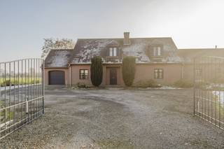 Hier treft u een goed onderhouden villa (bouwjaar 2001) met een gunstig EPC-label B, wat duidt op een energiezuinige woning. De woning beschikt...