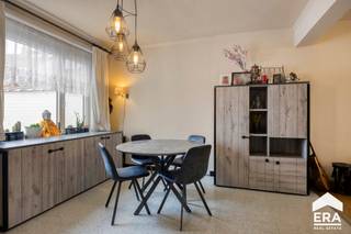 <p>Te koop: gezellige arbeiderswoning in Brugge, gelegen in het Magdalenakwartier, op wandelafstand van het centrum, nabij de Gentpoort en de Vesten.</p>

<p> </p>

<p>Deze woning uit 1955 ligt in een buurt waar een groot stadsvernieuwingsproject plaatsvindt. Rond de Boninvest worden oude gebouwen omgevormd tot een groene belevingszone, onderdeel van de historische Vesten, met nieuwe wandel- en fietspaden. Ideaal voor starters: de koer is reeds vernieuwd en met enkele gerichte aanpassingen kan de EPC-score snel verbeterd worden. Binnenin vindt u drie ruime slaapkamers, waaronder een masterbedroom.</p>

<p> </p>

<p>Belangrijkste ruimtes:</p>

<p>• Woonkamer met zicht op de koer</p>

<p>• Functionele keuken</p>

<p>• Vernieuwde koer met toegang tot tuinhuis</p>

<p>• Badkamer met toilet</p>

<p>• 3 slaapkamers, waarvan 1 masterbedroom</p>

<p>• Zolderberging</p>

<p> </p>

<p>Troeven:</p>

<p>• Gelegen in een stadsvernieuwingszone met groene wandel- en fietspaden, koop slim en profiteer later van de meerwaarde die deze zone zal opleveren!</p>

<p>• Vernieuwde koer, klaar voor gebruik</p>

<p>• 3 ruime slaapkamers</p>

<p> </p>

<p>Neem vandaag nog contact op met uw ERA-makelaar voor een bezoek.</p>

<p> </p>

<p>JOUW DROOMHUIS. ZO GEVONDEN!</p>