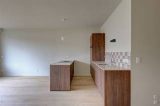 <p><span>Luxueus gerenoveerd 1-slaapkamer appartement aan het Mechelseplein.</span><span> Ideaal voor </span><span>starters</span><span>, </span><span>studenten </span><span>of als </span><span>belegging</span><span>!</span></p><p><span> </span></p><p><span>Gelegen in een gezellige buurt met tal van bars, restaurants en cafés, en op wandelafstand van scholen, winkels en alle openbaar vervoer. Pal in het hart van Antwerpen, op wandelafstand van het historische centrum met makkelijke verbindingen naar alle in- en uitvalswegen.</span></p><p><span> </span></p><p><span>Indeling:</span></p><p><span> </span></p><p><span>We bereiken via de lift de </span><span>3de verdieping</span><span> van het gebouw. </span></p><p><span>Via de </span><span>inkomhal </span><span>met ingemaakte vestiairekasten (incl aansluitingen WM/DK) komen we in de lichte </span><span>leefruimte </span><span>met </span><span>luxueuze open ingerichte keuken</span><span>. Deze is voorzien van alle moderne comfort en stijlvol afgewerkt. </span></p><p><span>Achteraan is er een ruime </span><span>aparte slaapkame</span><span>r waar het rustig slapen is. </span></p><p><span>Tenslotte is er nog een betegelde </span><span>badkamer </span><span>met inloopdouche, toilet en lavabomeubel.</span></p><p><span> </span></p><p><span>Bijzonderheden:</span></p><p><span> </span></p><p><span>- onmiddellijk beschikbaar</span></p><p><span>- net volledig gerenoveerd</span></p><p><span>- geen asbest</span></p><p><span>- elektriciteit conform AREI</span></p><p><span>- goed gebouw op TOPLOCATIE</span></p><p><span>- uitstekende investering</span></p><p><span> </span></p><p><span>Lijkt dit gezellige appartement in Antwerpen aan het Mechelseplein iets voor jou te zijn, ben je op zoek naar ander vastgoed te koop of te huur in Antwerpen of wens je de waarde van jouw eigendom te kennen? </span></p><p><span>Dan ben je bij BOLT IMMO aan het juiste adres! Wij helpen jou graag verder. Bel 03 568 68 06 of mail naar <span>info@bolt.immo</span></span></p><p><span> </span></p>