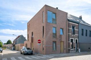 Deze charmante duplexwoning, met inkom aan de Ambachtsstraat, combineert een klassieke indeling met moderne technieken en energiezuinig comfort. <br /><br />Op het gelijkvloers vormen de volledig ingerichte keuken, eetruimte en zitplaats een open en luchtig geheel met zicht op de tuin. Een grote voorraadberging grenst aan de keuken en de technische installaties zijn netjes ondergebracht in een aparte berging.<br /><br />Achteraan bevindt zich een zuidgerichte stadstuin met ommuurd terras en een poortje naar de straat – ideaal voor privacy. Via de tuin heb je directe toegang tot een zeer ruime garage ( aan te kopen voor €40.000,-), geschikt voor een wagen, meerdere fietsen, afvalcontainers en met voorziening voor een laadpaal, aangesloten op de meter van de woning.<br /><br />Op de verdieping vinden we twee ruime slaapkamers met parket en een comfortabele badkamer met dubbele wastafel, douche en extra toilet – perfect voor gezinnen of koppels.<br /><br />Kwaliteit en duurzaamheid gegarandeerd:<br /><br />*Vloerverwarming mét vloerkoeling, warmtepomp en zonnepanelen inbegrepen.<br />E-peil 10 (ver onder de norm), wat betekent: 5 jaar vrijstelling van onroerende voorheffing.<br /><br />Een comfortabele, energiezuinige woning op een centrale locatie – klaar om jouw thuis te worden!<br /><br />Aankoop mogelijk aan 6% BTW