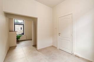 [[ DIT PAND NEEMT DEEL AAN DE ERA OPEN HUIZEN DAG OP 19/9 VAN 9:30 TOT 10:30 ]]
<p><strong>Ben je op zoek naar een gerenoveerde woning met 3 slaapkamers en terras op wandelafstand van het centrum van Aalst? Gevonden!</strong><br />Deze gerenoveerde stadswoning geniet van een uitstekende ligging in de onmiddellijke nabijheid van winkels, scholen, het station, openbaar vervoer en horecazaken. Hierdoor is de woning niet alleen ideaal voor starters of alleenkopers, maar ook bijzonder interessant als investering met een potentieel rendement van circa 4 à 5%. Bovendien geldt er geen renovatieverplichting. Verder beschikt de woning over dubbele beglazing en centrale verwarming op gas met condensatieketel doorheen de woning.</p>

<p>Op het gelijkvloers kom je binnen via de inkomhal die toegang geeft tot de gezellige woonkamer met ruimte voor een zit- en eethoek. Aansluitend bevindt zich de nieuwe keuken met toegang tot het terras, en de badkamer met douche, lavabo en toilet.`Op de eerste verdieping bevinden zich twee slaapkamers. Vanuit één van deze kamers leidt een vaste trap naar de derde slaapkamer op de bovenste verdieping. De aanwezige Veluxramen zijn voorzien van verduistering, wat zorgt voor extra comfort.</p>

<p>Kortom: een praktische en instapklare stadswoning met drie slaapkamers, buitenruimte en een uitstekende ligging in Aalst. Zie jij jezelf hier wonen of investeren? Neem dan snel contact met ons op voor meer informatie of een bezoek ter plaatse!</p>